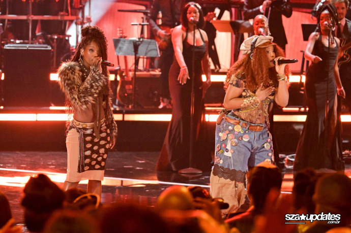 28.06 - SZA e Doechii performando no Bet Awards 2026
