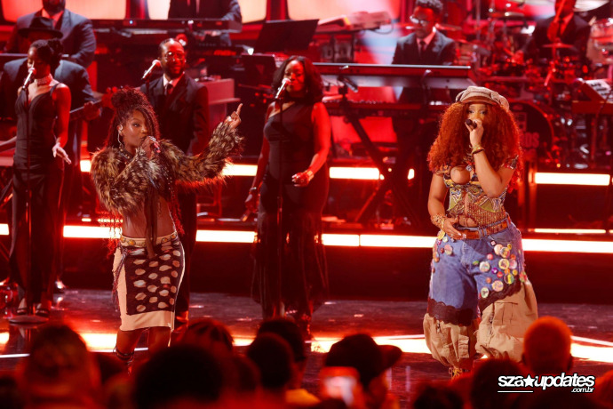 28.06 - SZA e Doechii performando no Bet Awards 2026