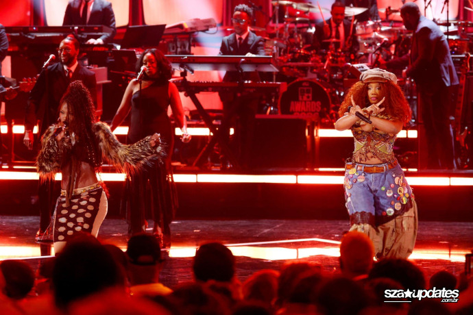 28.06 - SZA e Doechii performando no Bet Awards 2026