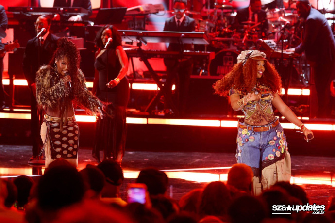 28.06 - SZA e Doechii performando no Bet Awards 2026