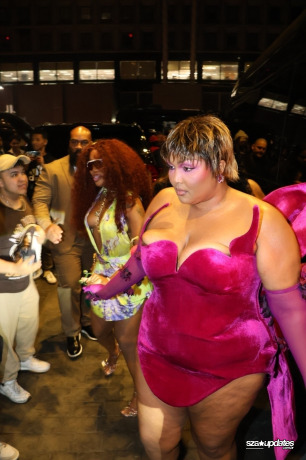 07.05 - SZA e Lizzo chegam juntas à Casa Cipriani para a after-party do Met Gala.