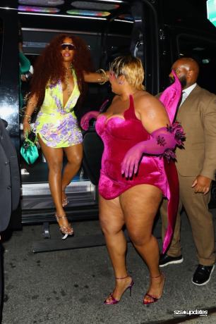 07.05 - SZA e Lizzo chegam juntas à Casa Cipriani para a after-party do Met Gala.
