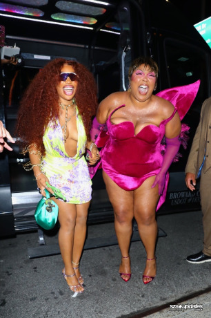 07.05 - SZA e Lizzo chegam juntas à Casa Cipriani para a after-party do Met Gala.