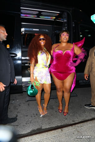 07.05 - SZA e Lizzo chegam juntas à Casa Cipriani para a after-party do Met Gala.