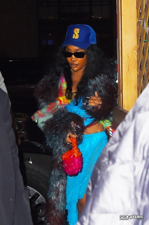 04.12 - SZA é vista no Dos Caminos Park Ave durante a after-party do SNL.04.12 - SZA é vista no Dos Caminos Park Ave durante a after-party do SNL.