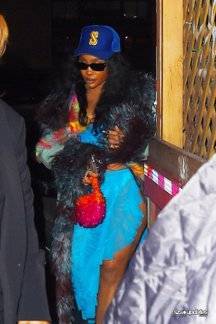 04.12 - SZA é vista no Dos Caminos Park Ave durante a after-party do SNL.04.12 - SZA é vista no Dos Caminos Park Ave durante a after-party do SNL.