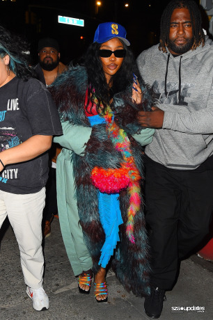 04.12 - SZA é vista no Dos Caminos Park Ave durante a after-party do SNL.04.12 - SZA é vista no Dos Caminos Park Ave durante a after-party do SNL.