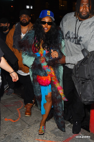04.12 - SZA é vista no Dos Caminos Park Ave durante a after-party do SNL.04.12 - SZA é vista no Dos Caminos Park Ave durante a after-party do SNL.