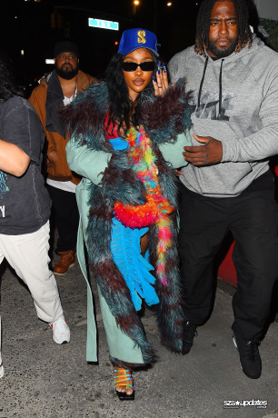 04.12 - SZA é vista no Dos Caminos Park Ave durante a after-party do SNL.04.12 - SZA é vista no Dos Caminos Park Ave durante a after-party do SNL.