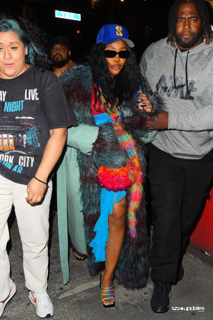 04.12 - SZA é vista no Dos Caminos Park Ave durante a after-party do SNL.04.12 - SZA é vista no Dos Caminos Park Ave durante a after-party do SNL.