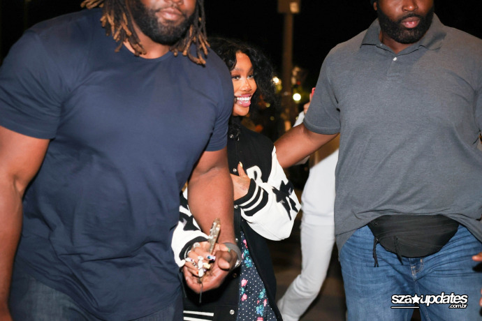 04.06 - Durante uma noite em Paris no restaurante La Girafe.
