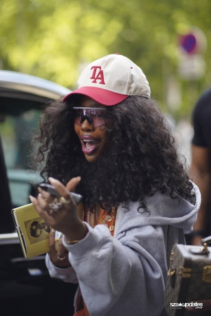 17.07 - Durante sua passagem por Paris, SZA tira um tempo para encontrar e tirar fotos com fãs em meio à polêmica com Nicki Minaj.