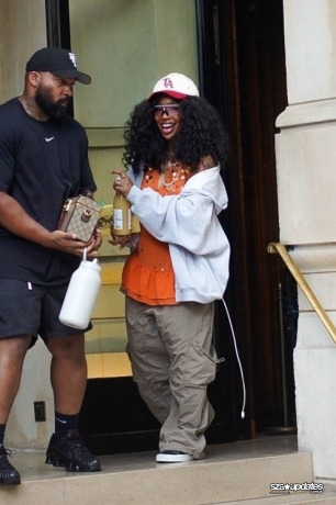 17.07 - Durante sua passagem por Paris, SZA tira um tempo para encontrar e tirar fotos com fãs em meio à polêmica com Nicki Minaj.