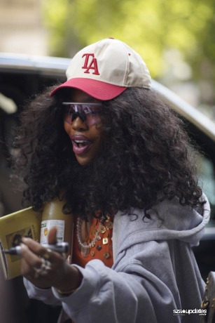 17.07 - Durante sua passagem por Paris, SZA tira um tempo para encontrar e tirar fotos com fãs em meio à polêmica com Nicki Minaj.