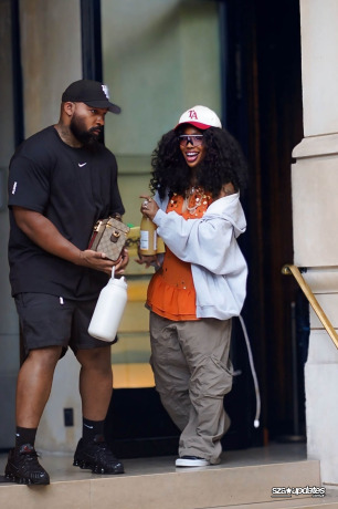 17.07 - Durante sua passagem por Paris, SZA tira um tempo para encontrar e tirar fotos com fãs em meio à polêmica com Nicki Minaj.