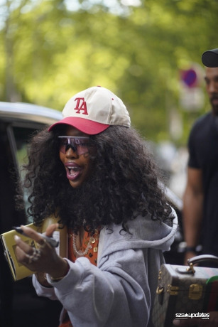 17.07 - Durante sua passagem por Paris, SZA tira um tempo para encontrar e tirar fotos com fãs em meio à polêmica com Nicki Minaj.