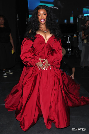 30.01 - SZA se apresenta no palco durante o MusiCares Person of the Year 2026, no LA Convention Center.