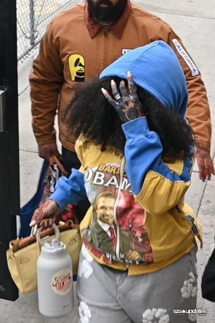 11.03 - **Antes de entrar nos estúdios do Jimmy Kimmel, SZA para para dar autógrafos aos fãs**.