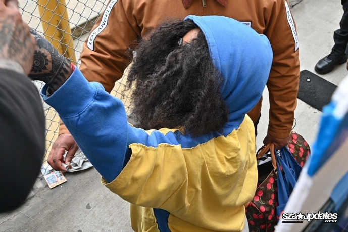 11.03 - **Antes de entrar nos estúdios do Jimmy Kimmel, SZA para para dar autógrafos aos fãs**.