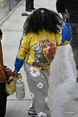 11.03 - **Antes de entrar nos estúdios do Jimmy Kimmel, SZA para para dar autógrafos aos fãs**.
