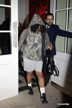 03.06 - Chegando em um estúdio em Paris com seu pai para trabalhar em novas músicas.