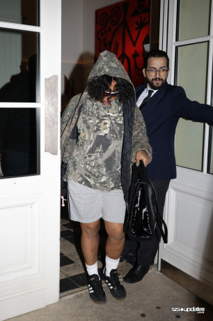 03.06 - Chegando em um estúdio em Paris com seu pai para trabalhar em novas músicas.