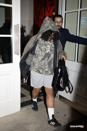 03.06 - Chegando em um estúdio em Paris com seu pai para trabalhar em novas músicas.