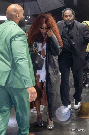 05.02 - Após o GRAMMY Awards, festa privada organizada por SZA reúne convidados em Los Angeles.