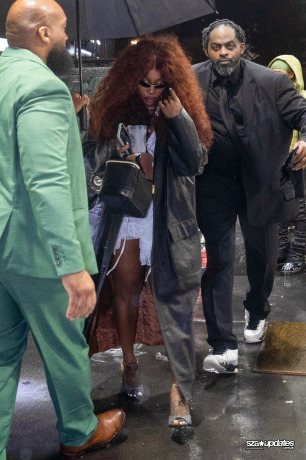 05.02 - Após o GRAMMY Awards, festa privada organizada por SZA reúne convidados em Los Angeles.