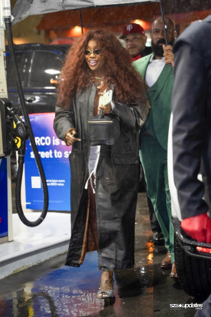 05.02 - Após o GRAMMY Awards, festa privada organizada por SZA reúne convidados em Los Angeles.
