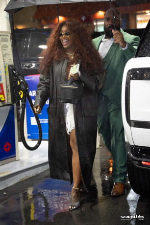 05.02 - Após o GRAMMY Awards, festa privada organizada por SZA reúne convidados em Los Angeles.