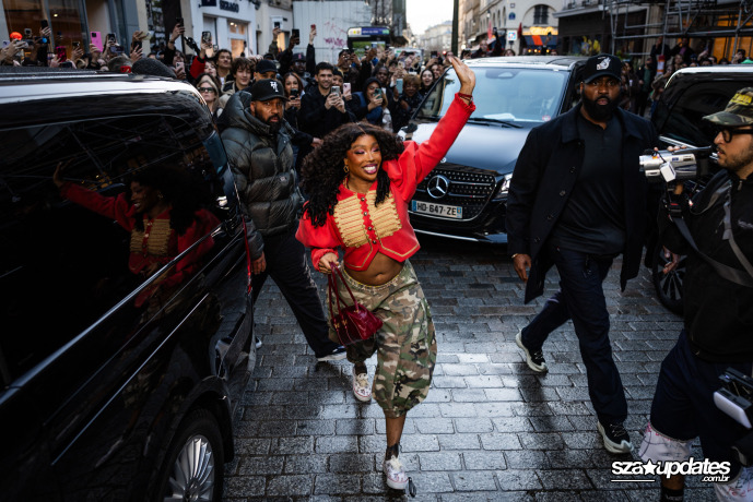 22.01 - Durante a Paris Fashion Week masculina, visita de SZA à loja da Vans agita o público.