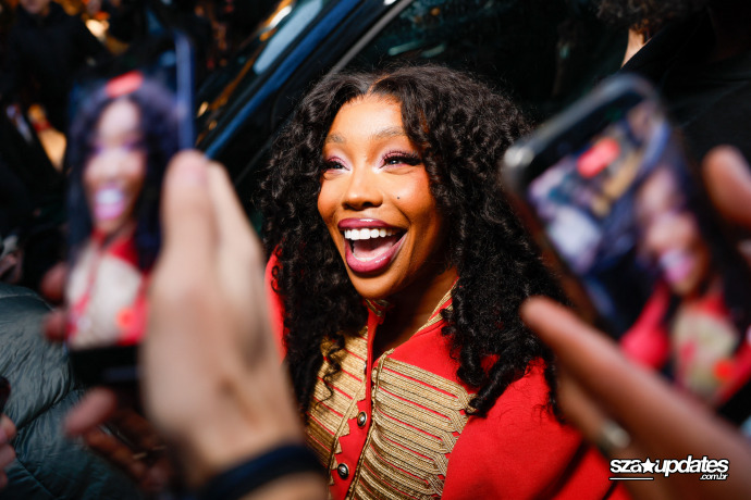 22.01 - Durante a Paris Fashion Week masculina, visita de SZA à loja da Vans agita o público.