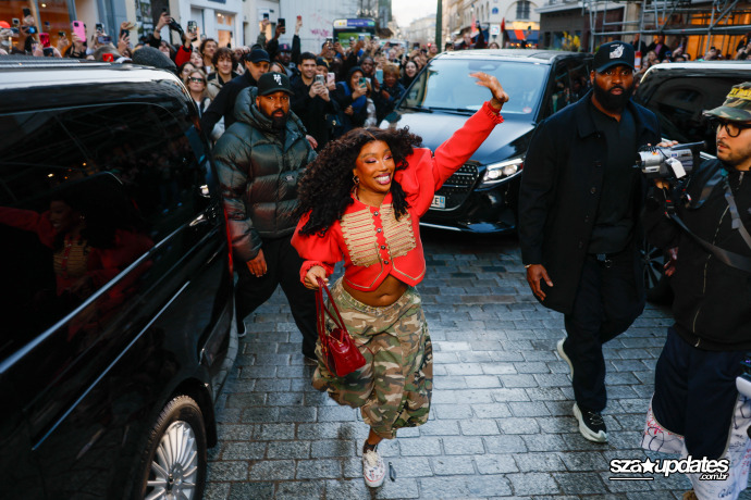 22.01 - Durante a Paris Fashion Week masculina, visita de SZA à loja da Vans agita o público.