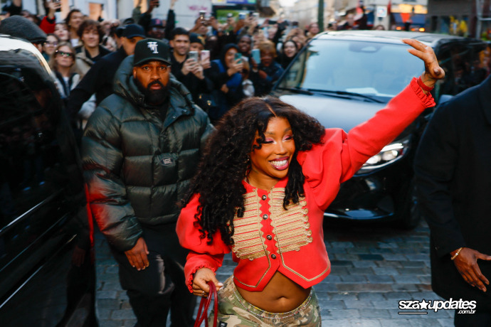 22.01 - Durante a Paris Fashion Week masculina, visita de SZA à loja da Vans agita o público.