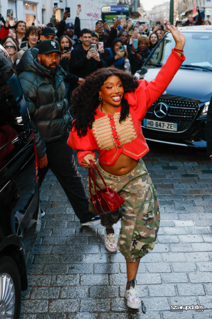 22.01 - Durante a Paris Fashion Week masculina, visita de SZA à loja da Vans agita o público.