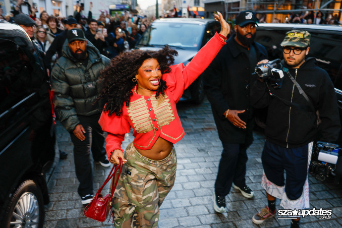 22.01 - Durante a Paris Fashion Week masculina, visita de SZA à loja da Vans agita o público.