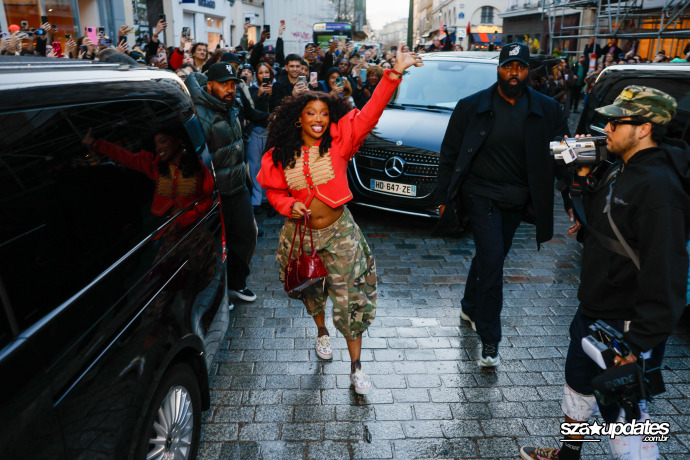 22.01 - Durante a Paris Fashion Week masculina, visita de SZA à loja da Vans agita o público.