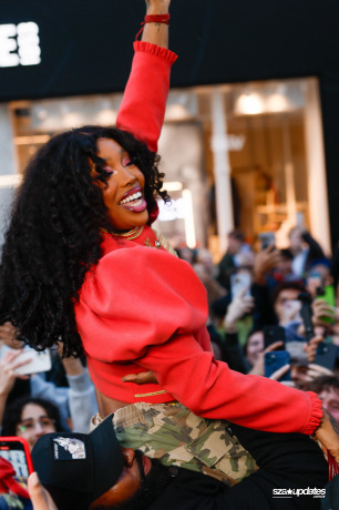 22.01 - Durante a Paris Fashion Week masculina, visita de SZA à loja da Vans agita o público.