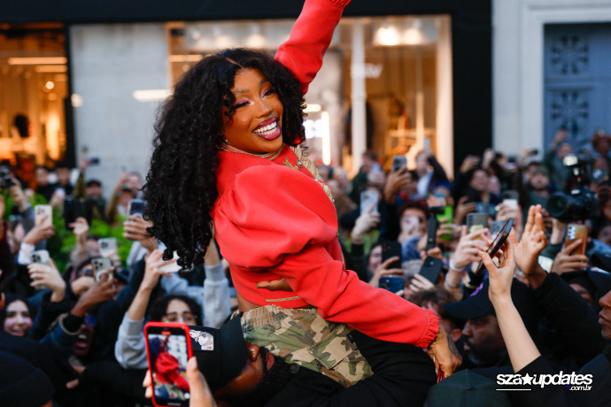 22.01 - Durante a Paris Fashion Week masculina, visita de SZA à loja da Vans agita o público.