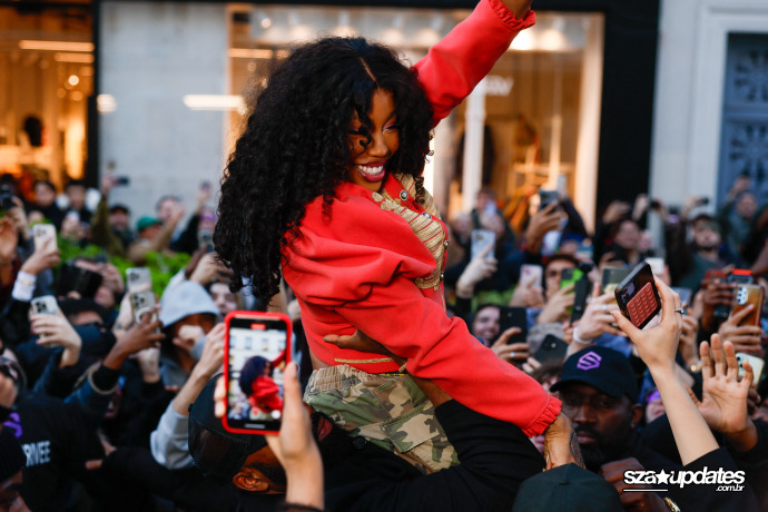 22.01 - Durante a Paris Fashion Week masculina, visita de SZA à loja da Vans agita o público.