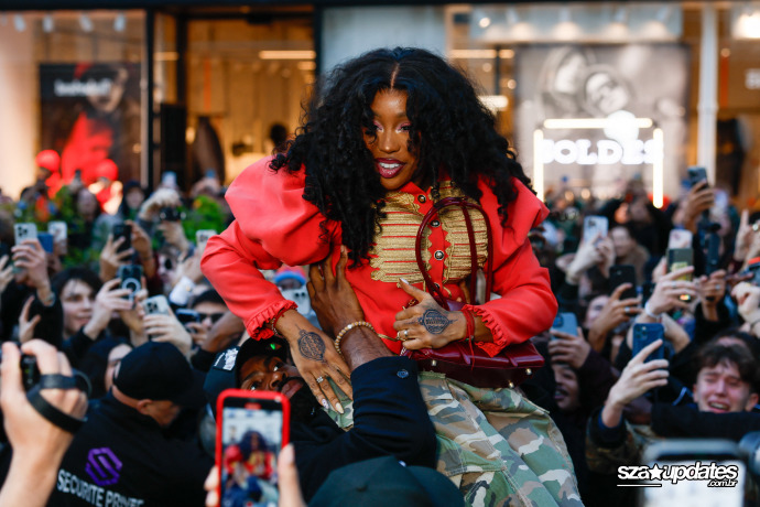 22.01 - Durante a Paris Fashion Week masculina, visita de SZA à loja da Vans agita o público.