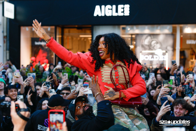 22.01 - Durante a Paris Fashion Week masculina, visita de SZA à loja da Vans agita o público.