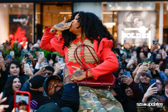 22.01 - Durante a Paris Fashion Week masculina, visita de SZA à loja da Vans agita o público.