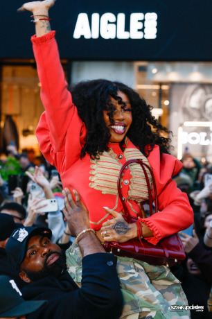 22.01 - Durante a Paris Fashion Week masculina, visita de SZA à loja da Vans agita o público.