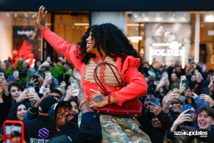 22.01 - Durante a Paris Fashion Week masculina, visita de SZA à loja da Vans agita o público.