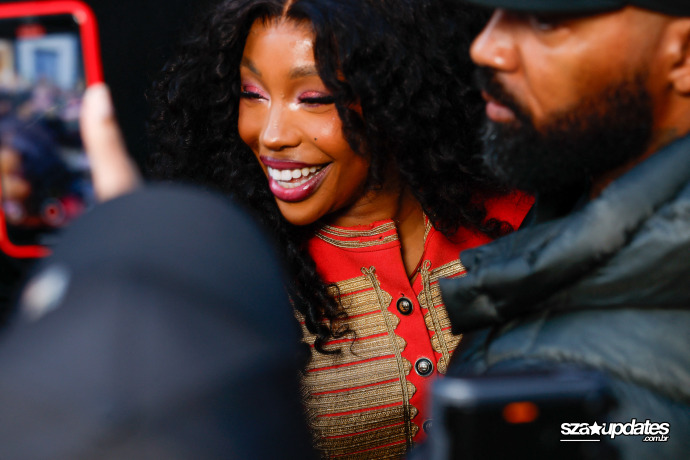 22.01 - Durante a Paris Fashion Week masculina, visita de SZA à loja da Vans agita o público.
