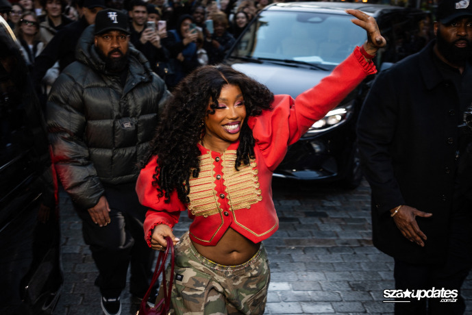 22.01 - Durante a Paris Fashion Week masculina, visita de SZA à loja da Vans agita o público.