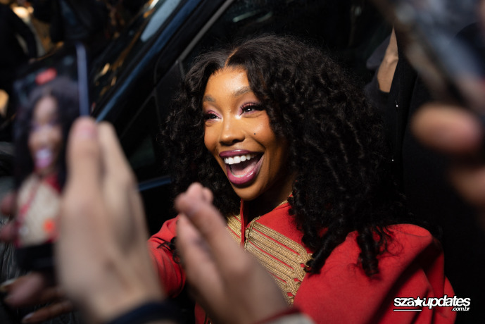 22.01 - Durante a Paris Fashion Week masculina, visita de SZA à loja da Vans agita o público.