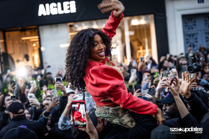 22.01 - Durante a Paris Fashion Week masculina, visita de SZA à loja da Vans agita o público.